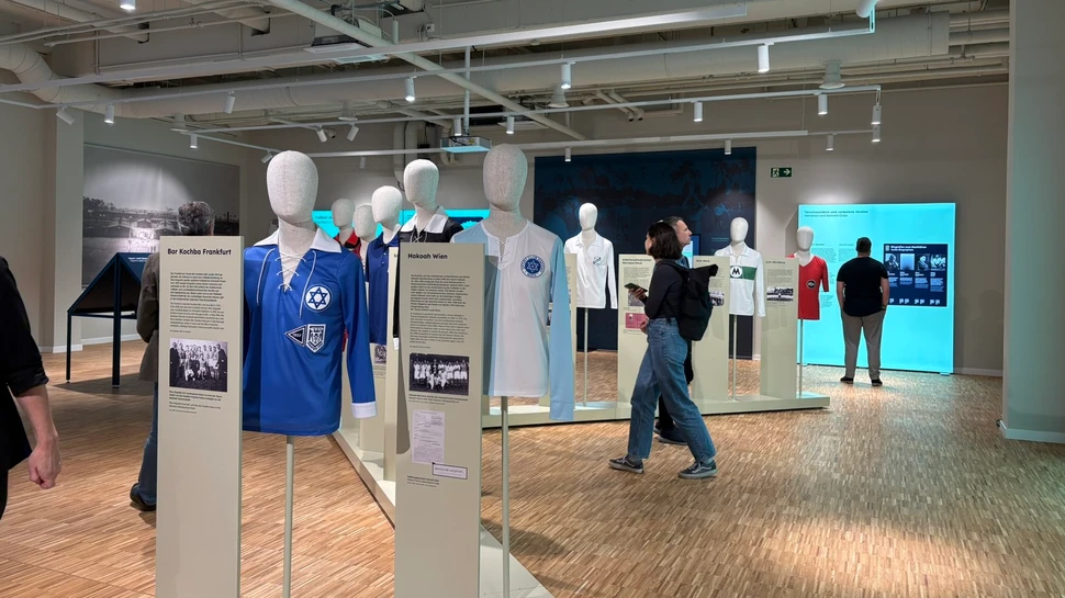 Einblick in die Ausstellung "SPORT. MASSE. MACHT."