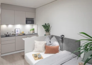 hell eingerichtetes Single Studio im THE FIZZ Hamburg