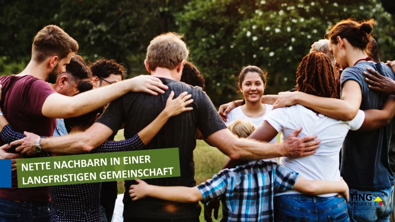 Eine Gruppe von Menschen unterschiedlichstem Alters steht in einem Kreis und umarmt sich