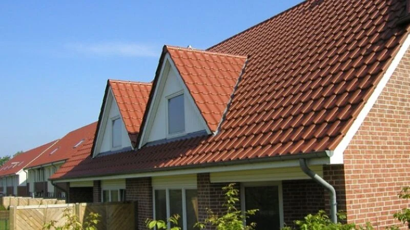 Haus mit rotem Ziegeldach und 2 Dachgauben