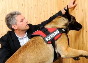 Matthias Griem mit seinem Schimmelspürhund