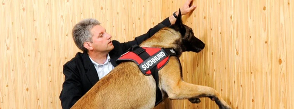 Matthias Griem mit seinem Schimmelspürhund