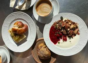 Laugenbrötchen, Kardamom Bun, Jogurt und Kaffee in der Kanzlei Edel