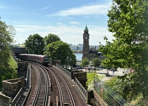 Hochbahnzug an den Landungsbrücken Hamburg