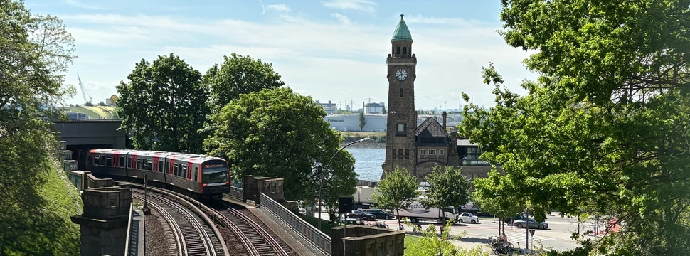 Hochbahnzug an den Landungsbrücken Hamburg