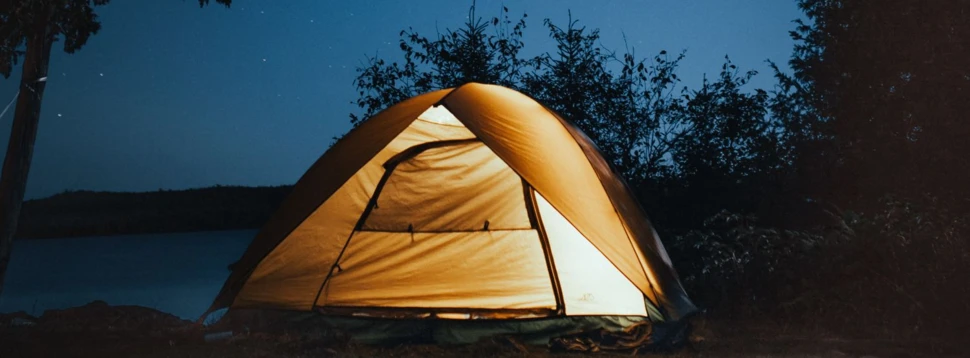 Camping unter dem Nachthimmel, © pexels/Josh Hild