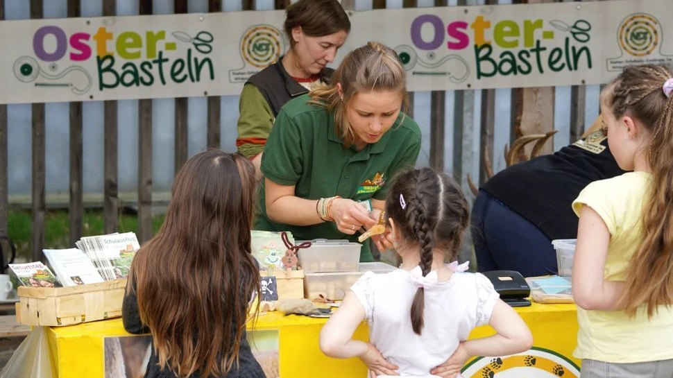 mehrere Frauen und Kinder beim Osterbasteln im Wildpark Schwarze Berge