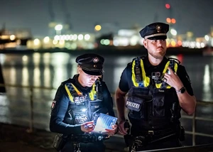 Marlene Ebert und Kenneth Tamm im nächtlichen Einsatz am Hamburger Hafen.