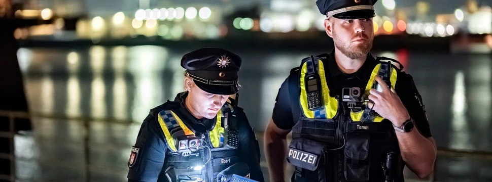 Marlene Ebert und Kenneth Tamm im nächtlichen Einsatz am Hamburger Hafen.