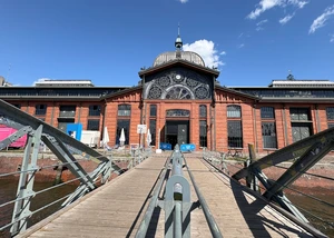 Fähranleger Altona mit Blick auf die Fischauktionshalle