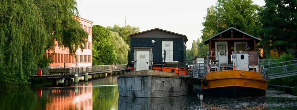 ältere Boote in einem Kanal