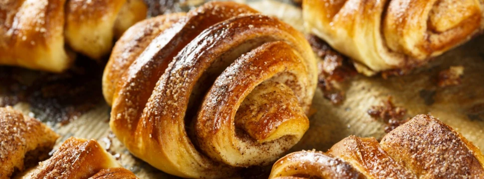 Kleine Franzbrötchen auf Backpapier