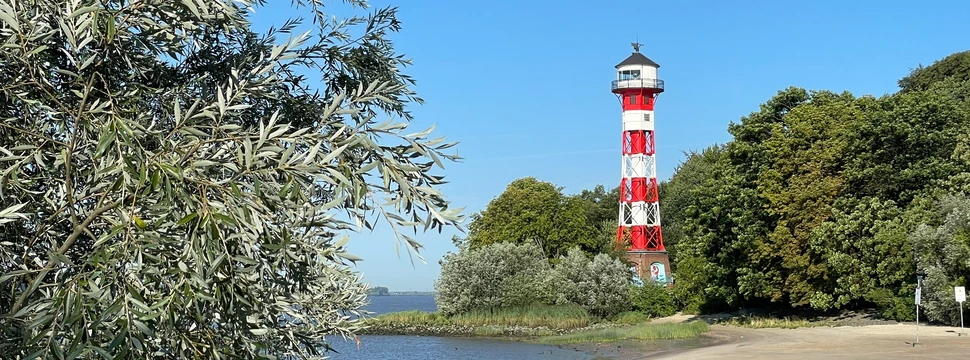 rot-weißer Leuchtturm am Elbstrand in Wittenbergen
