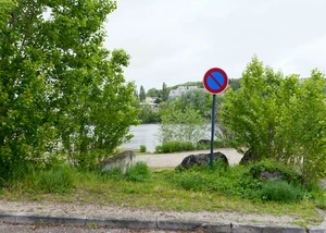 Ein Halteverbotsschild auf einer Straße in der Natur