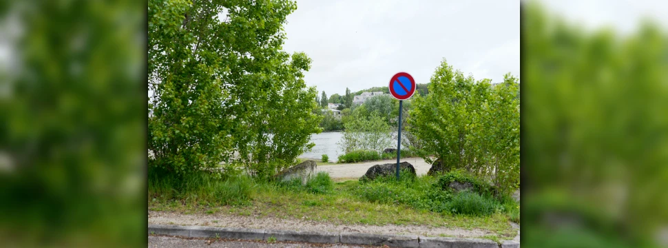 Ein Halteverbotsschild auf einer Straße in der Natur