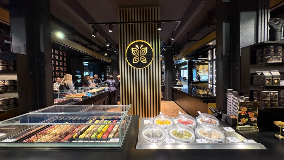 Tresen mit feinen Backwaren in der Patisserie Johanna