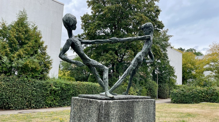 Galerie-Bild 2: Bronzefigur "Spielende Kinder"