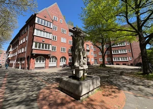 Hummelbrunnen auf dem Platz am Rademachergang
