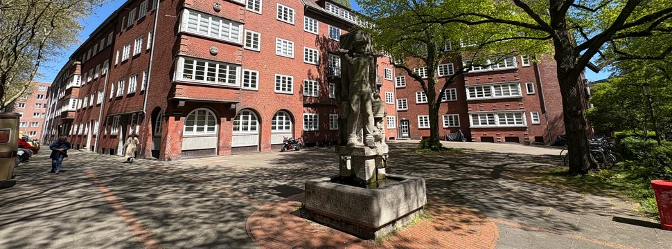 Hummelbrunnen auf dem Platz am Rademachergang