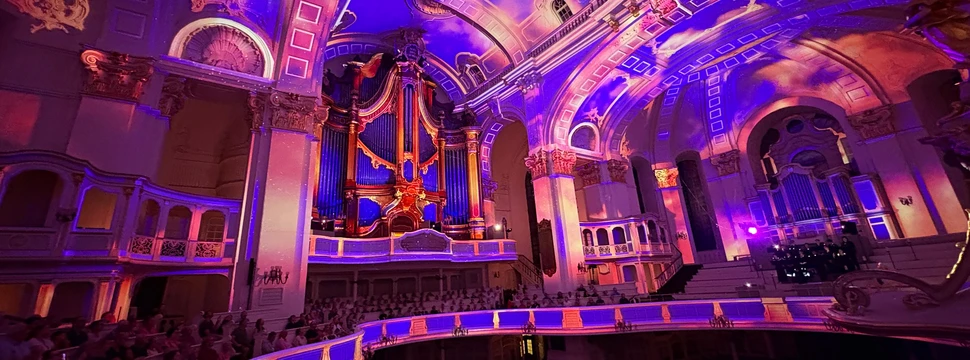 Blick zur Orgel des Michel während der Lichtshow Luminiscence