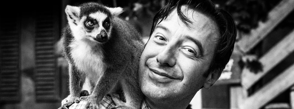 Hamburger Fotograf Dmitij Leltschuk mit Lemur auf der Schulter