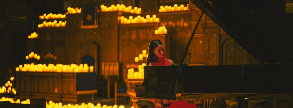 Pianistin bei einem Candlelight Konzert