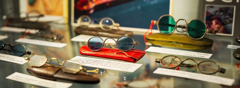 In einer Vitrine sind mehrere historische Brillen ausgestellt
