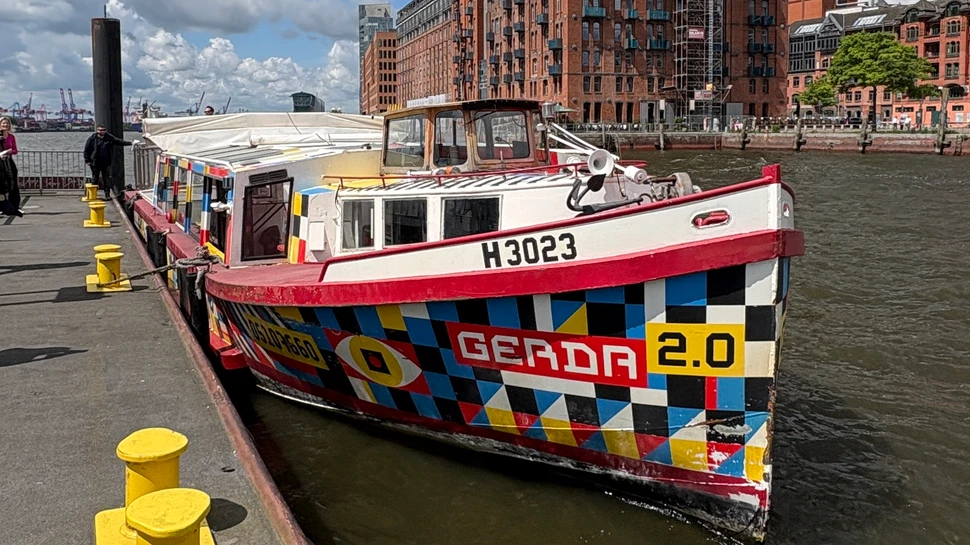 bunte Barkasse im Hamburger Hafen