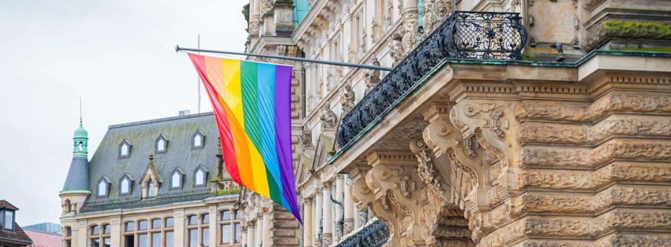Regenbogenflagge-am-Hamburger-Rathaus-gehisst
