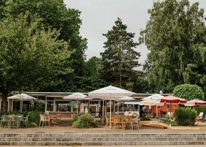 Villa Vanilla im Stadtpark mit Sonnenschirmen vorm Gebäude