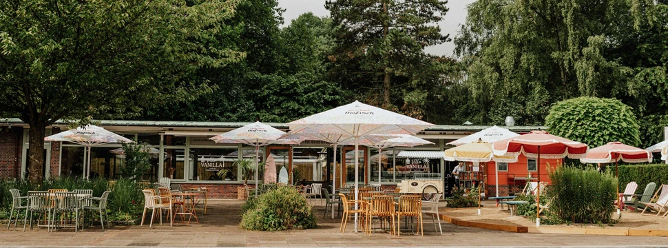 Villa Vanilla im Stadtpark mit Sonnenschirmen vorm Gebäude