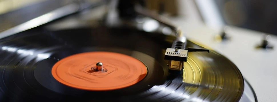 Schallplatte auf einem Schallplattenspieler