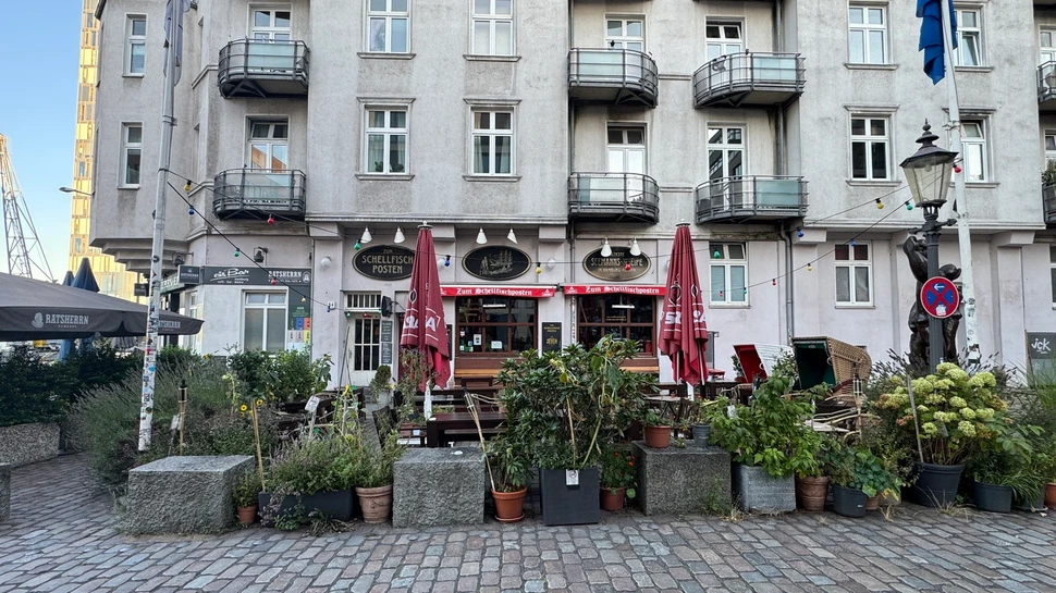 Eingang und Außenbereich der Kneipe Zum Schellfischposten