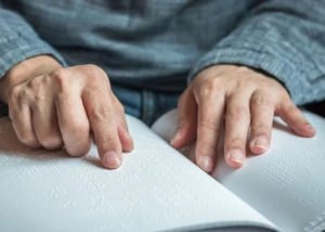 Braille Blindenschrift, © iStock.com/Chinnapong