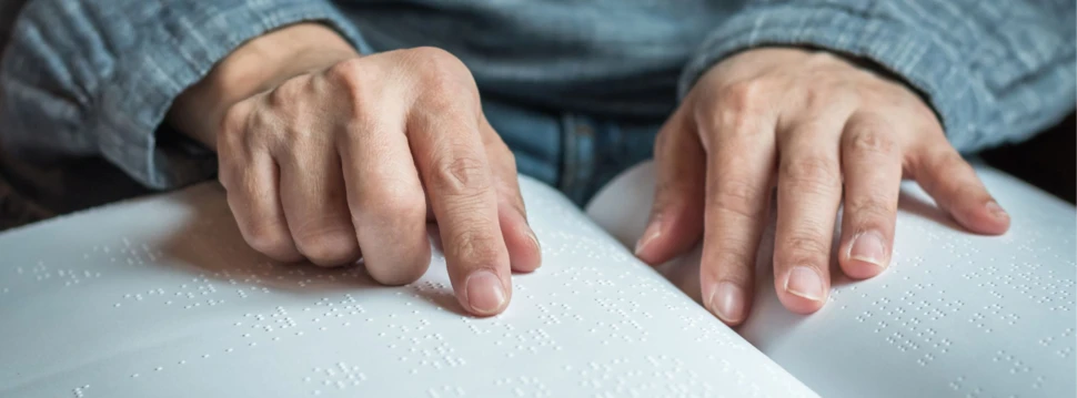Braille Blindenschrift, © iStock.com/Chinnapong
