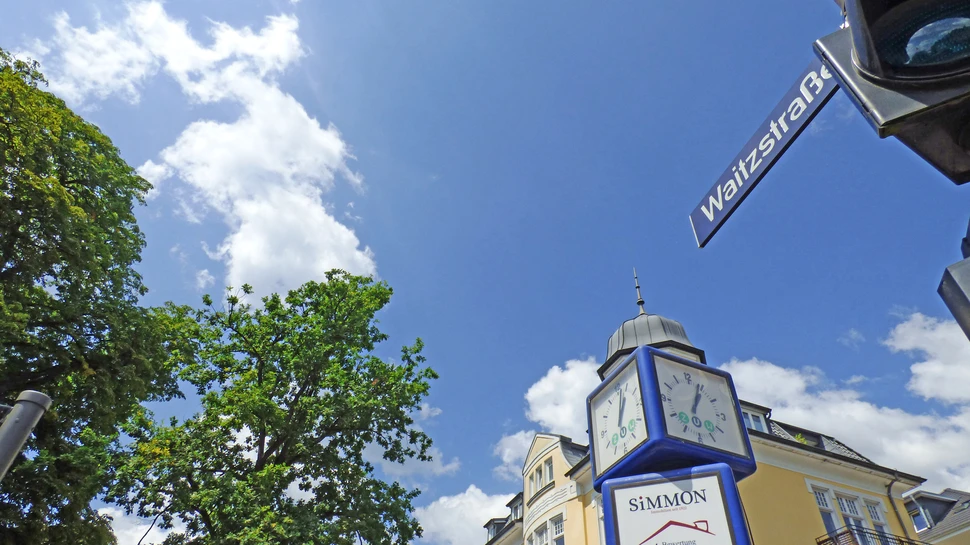 Straßenschild Waitzstraße mit einem Haus im Hintergrund