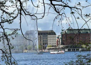 Binnenalster mit Alsterfontäne, Barkassen und umliegenden Gebäuden