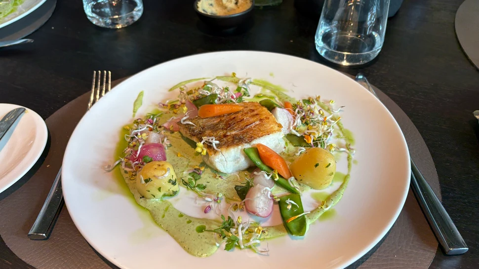 weißer Teller mit einem dekorativ angerichteten Essen