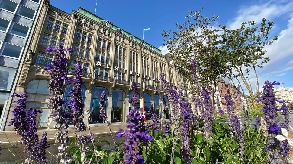 Außenansicht Alsterhaus am Jungfernstieg mit Blumen