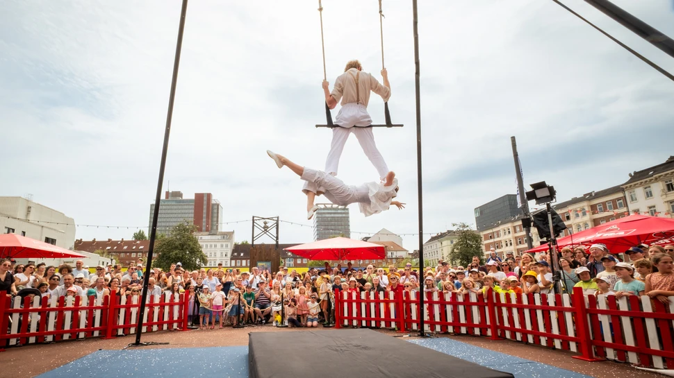 Zwei Akrobaten beim Spielbudenfestival vor Publikum