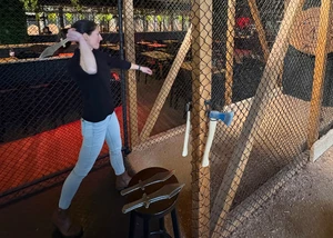 Messerwerferin beim Wurf