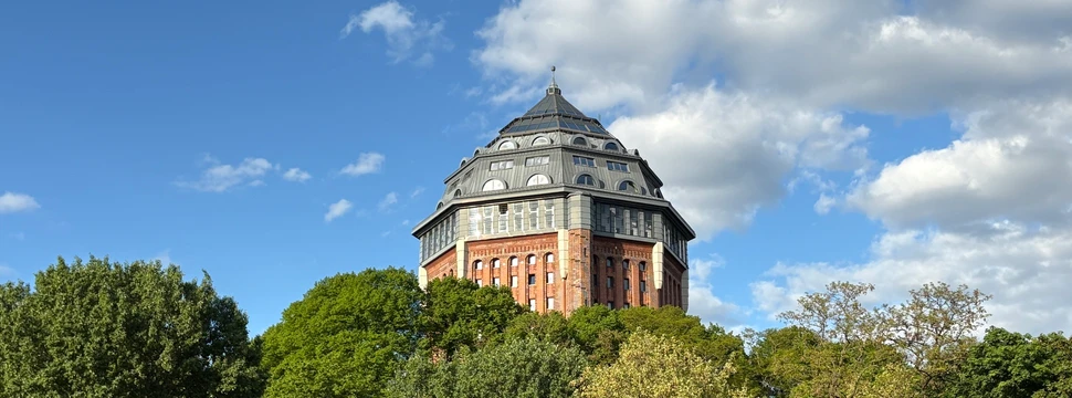 Wasserturm Sternschanze hinter Bäumen
