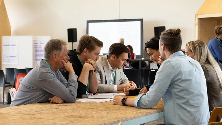 Galerie-Bild 4: junge Menschen besprechen sich an einem Tisch