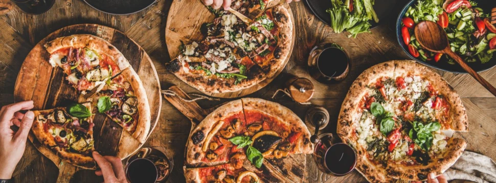 Auswahl an verschiedenen leckeren Pizzen, © iStock.com/Foxys Forest Manufacture