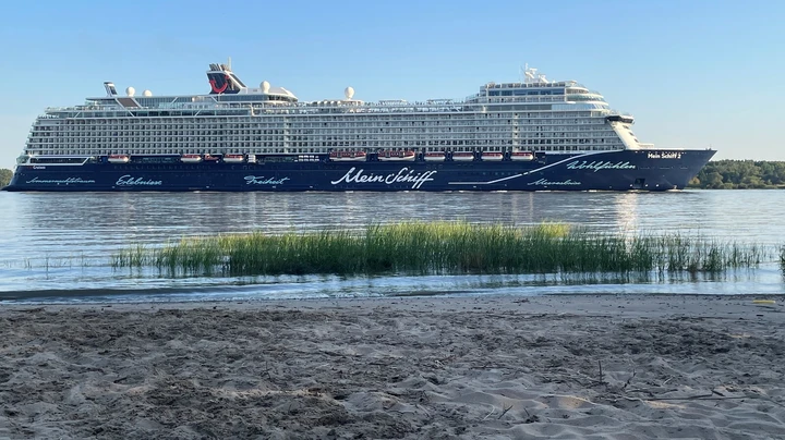 Galerie-Bild 2: Kreuzfahrtschiff vor dem Elbstrand in Wittenbergen