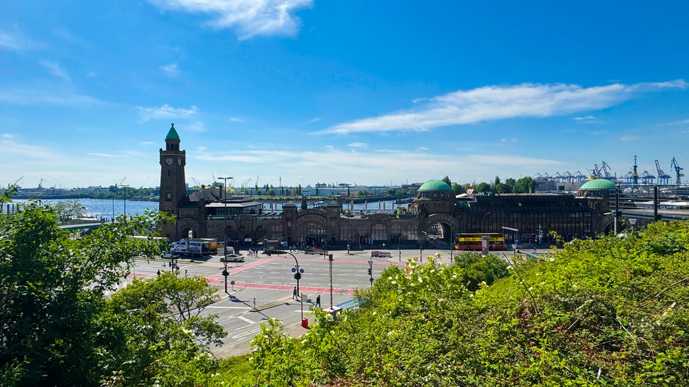 Hamburger Landungsbrücken bei blauem Himmel