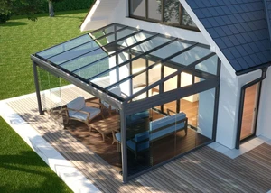 Terrassenüberdachung aus Glas an einem weißen Haus