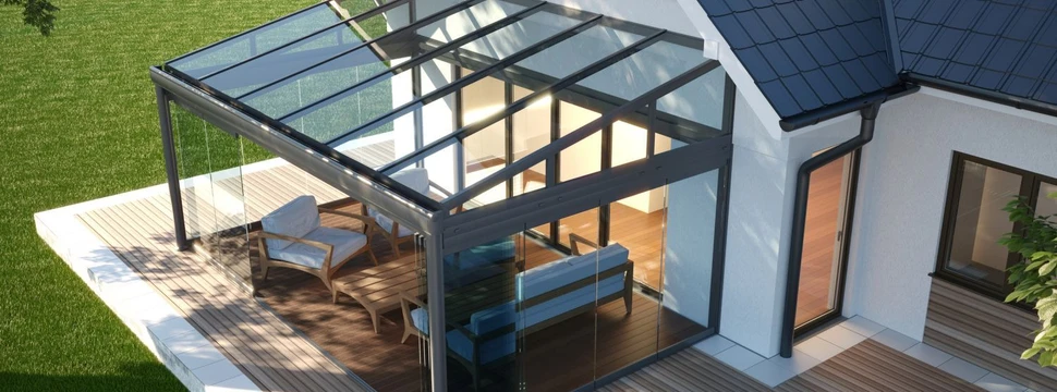 Terassenüberdachung aus Glas an einem weißen Haus