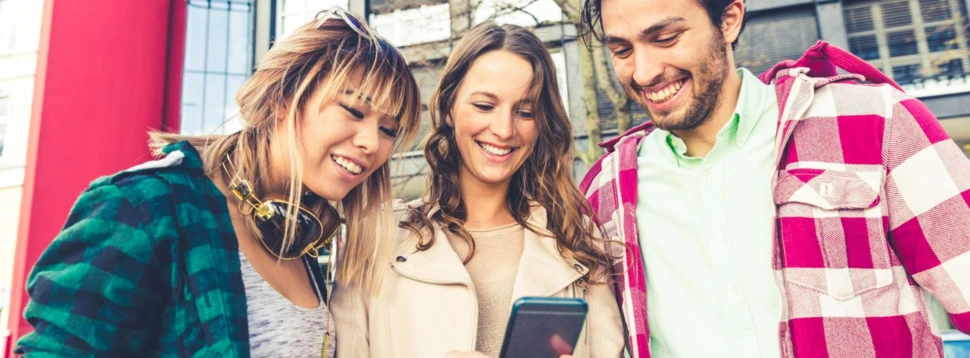 Freunde unterwegs mit Smartphone, © iStock.com / william87