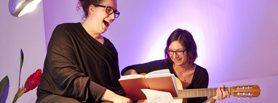 Die Autorinnen Liefka Würdemann und Anika Stracke mit Gitarre